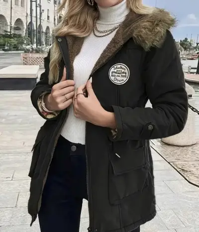 Parka negra con capucha de piel sintética - miniatura 2