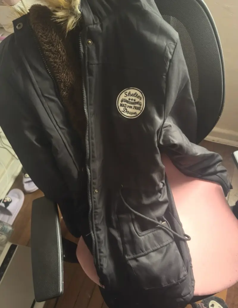 Parka negra con capucha de piel sintética - 4