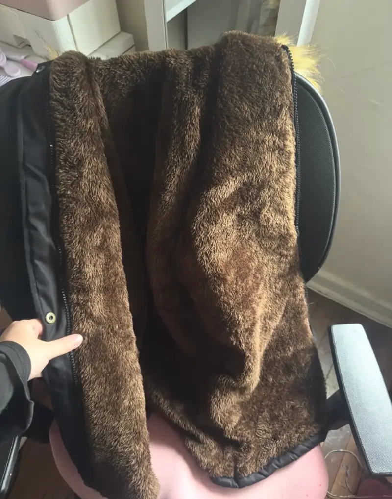Parka negra con capucha de piel sintética - 5