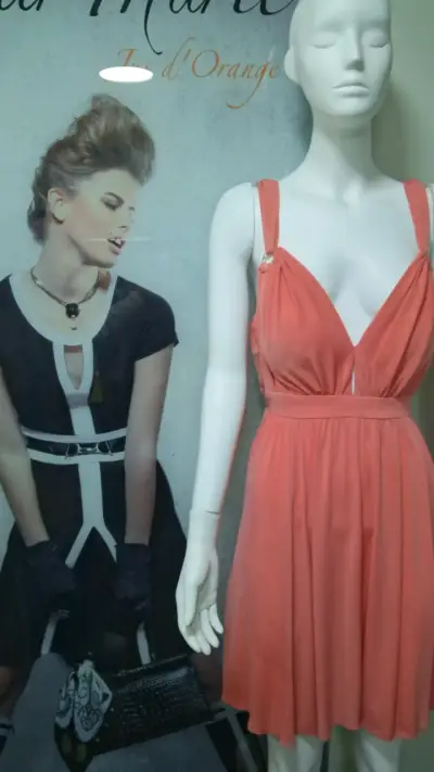Vestido naranja sin mangas elegante - miniatura 1