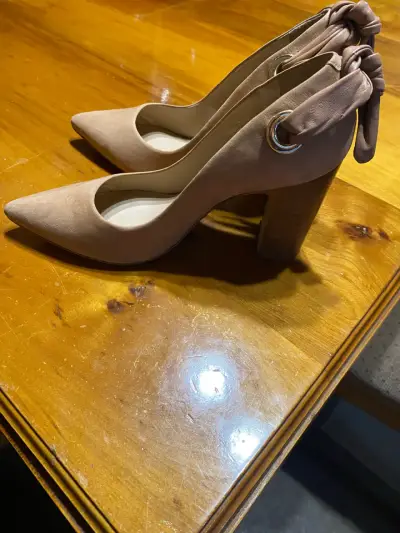 Zapatos de tacón alto color beige con lazo - miniatura 1