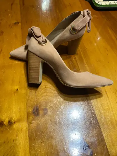 Zapatos de tacón alto color beige con lazo - miniatura 2