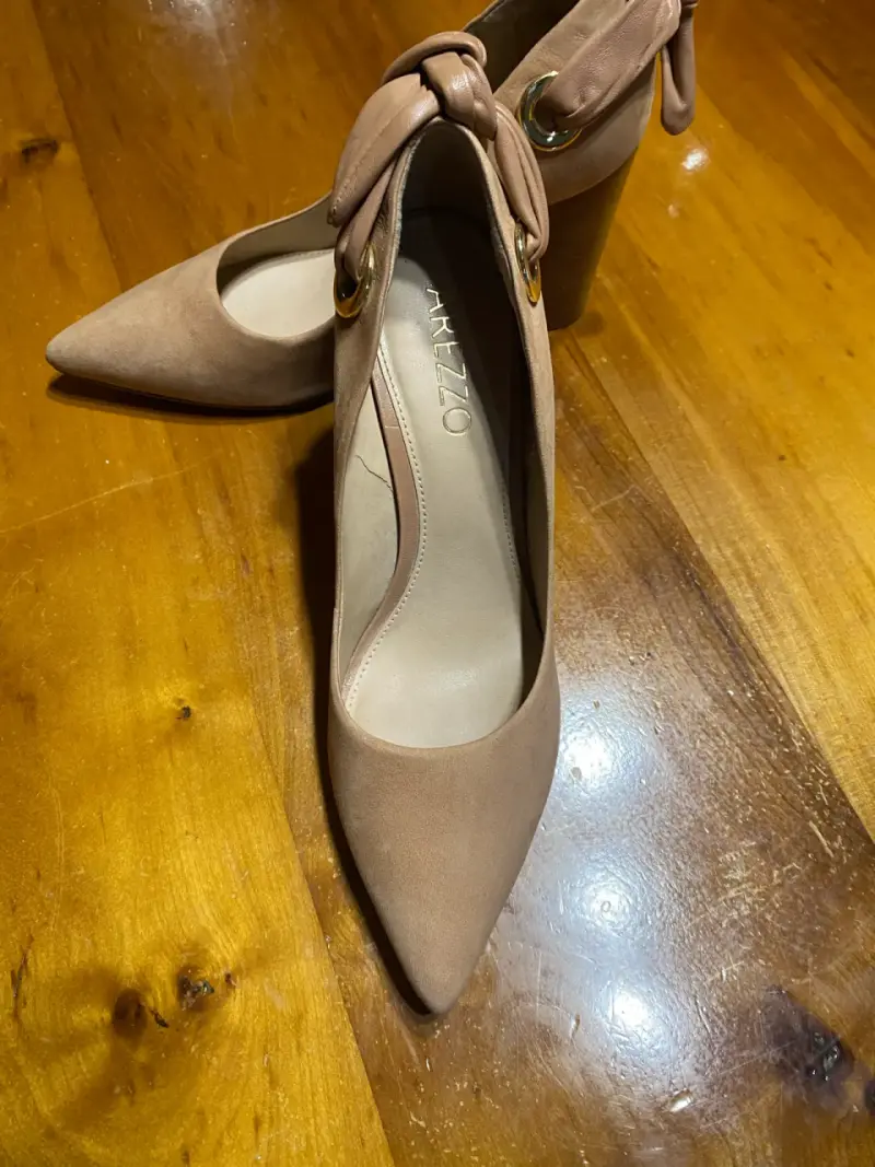 Zapatos de tacón alto color beige con lazo - 3
