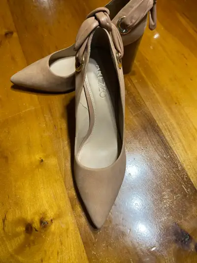 Zapatos de tacón alto color beige con lazo - miniatura 3