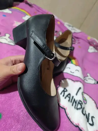 Zapatos de mujer negros con tacón bajo - miniatura 1