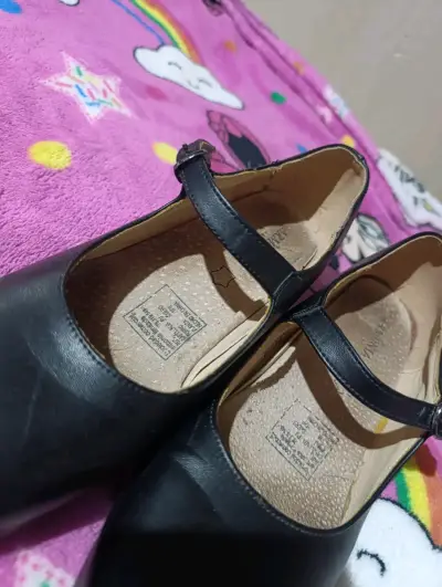 Zapatos de mujer negros con tacón bajo - miniatura 2