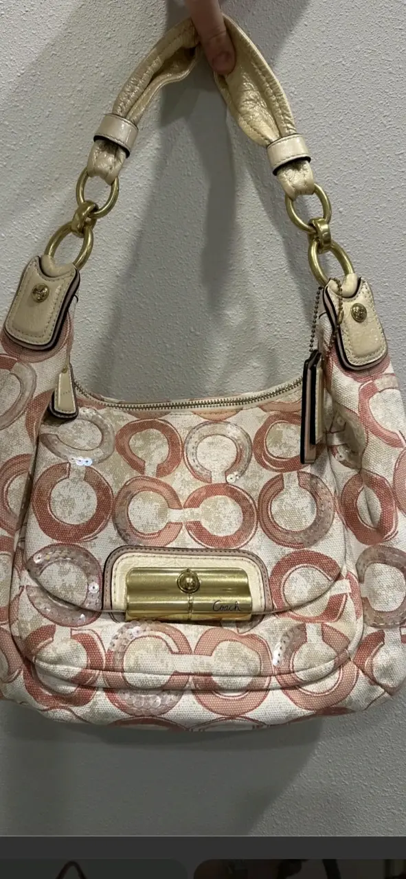 Bolso Coach con diseño de círculos y detalles dorados