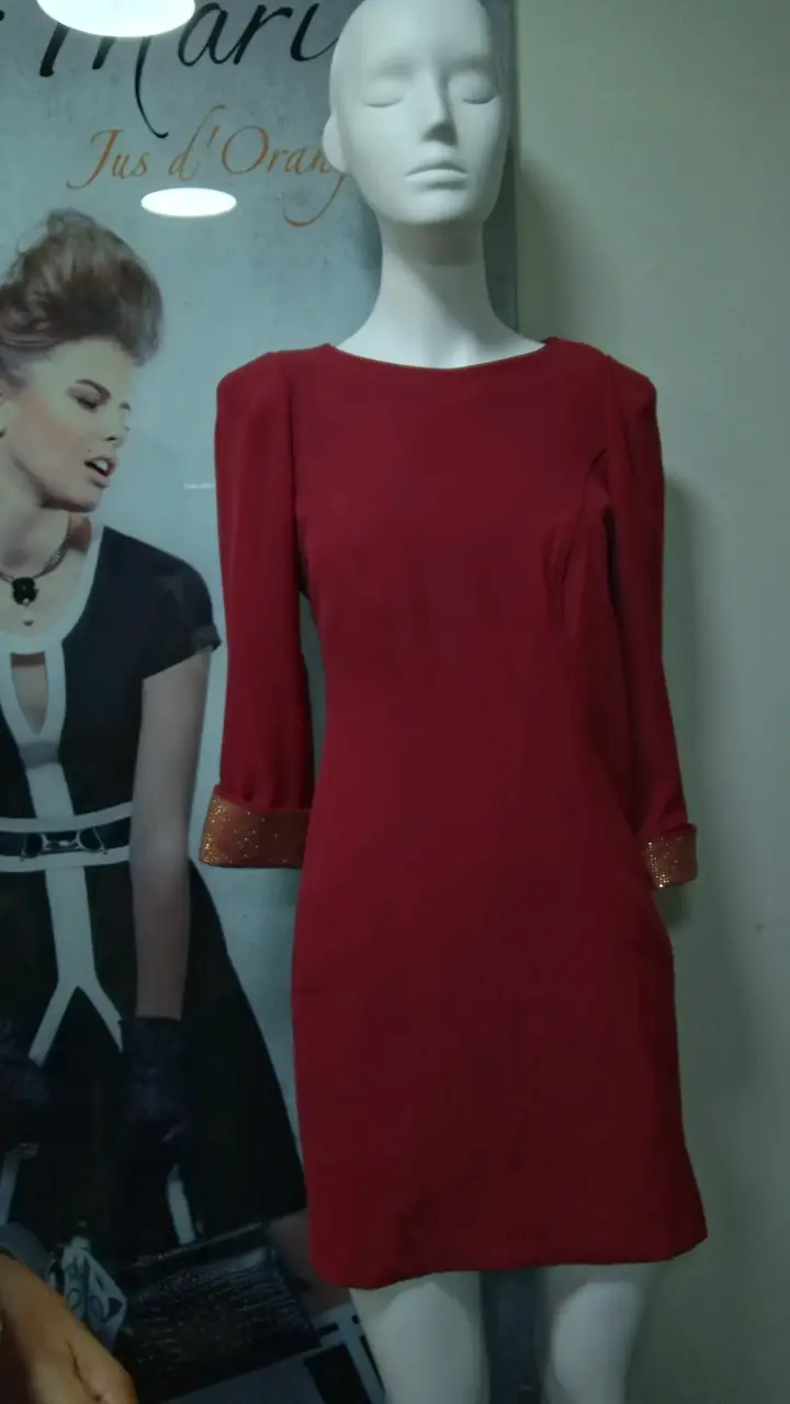 Vestido rojo elegante con detalles dorados - 1