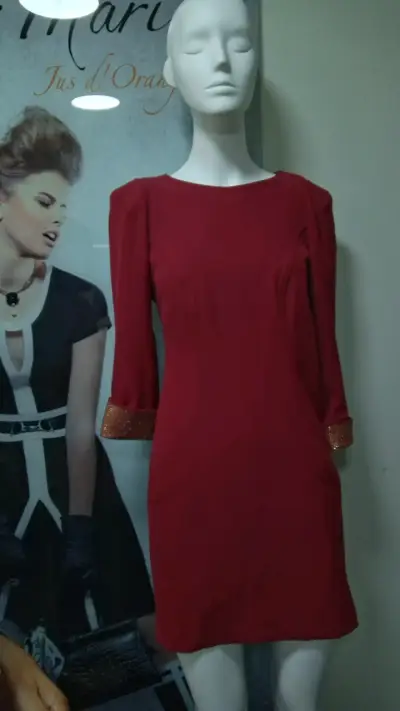 Vestido rojo elegante con detalles dorados - miniatura 1