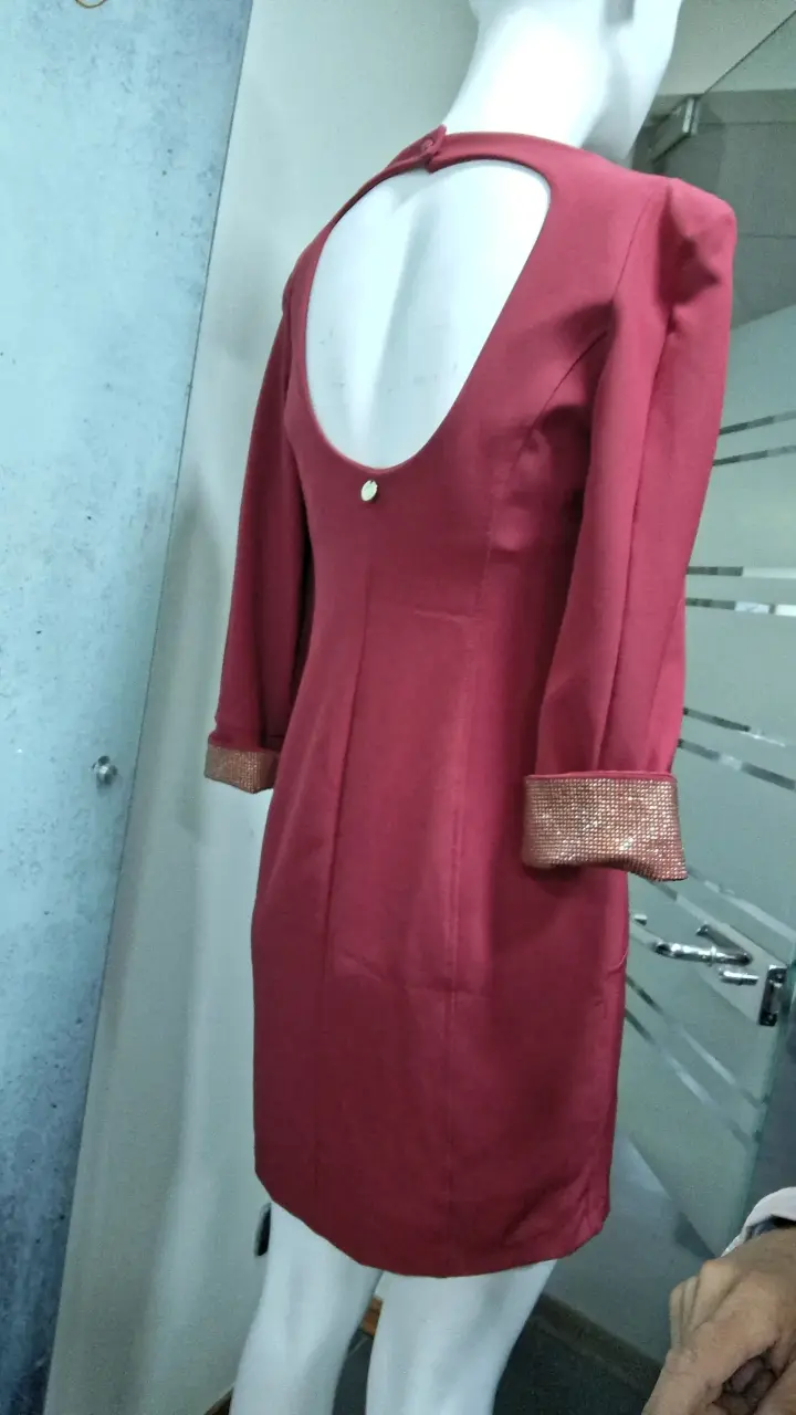 Vestido rojo elegante con detalles dorados - 2