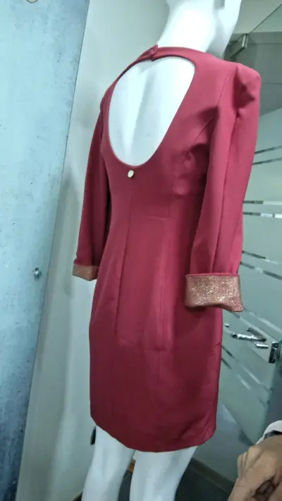 Vestido rojo elegante con detalles dorados - miniatura 2