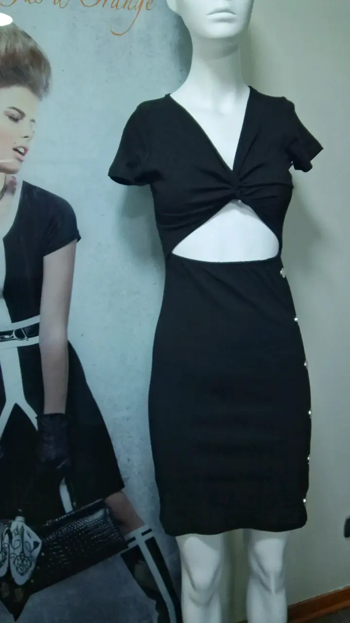 Vestido negro con diseño cut-out elegante