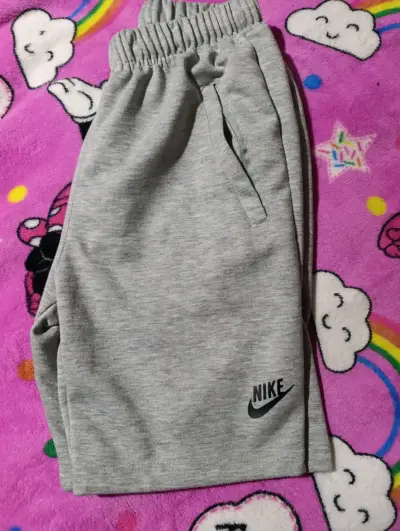 Shorts deportivos grises tipo Nike para hombre - miniatura 1