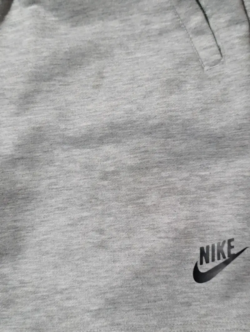 Shorts deportivos grises tipo Nike para hombre - 2