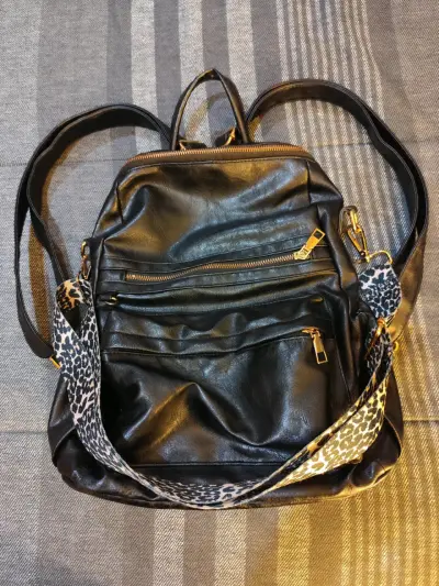 Mochila de ecocuero negra con correa estampada - miniatura 1