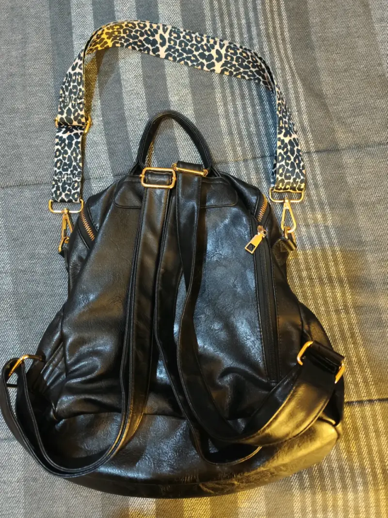 Mochila de ecocuero negra con correa estampada - 2