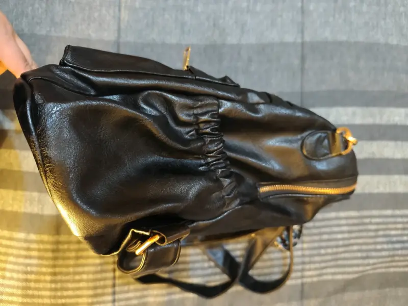 Mochila de ecocuero negra con correa estampada - 3