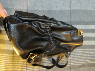 Mochila de ecocuero negra con correa estampada - miniatura 3