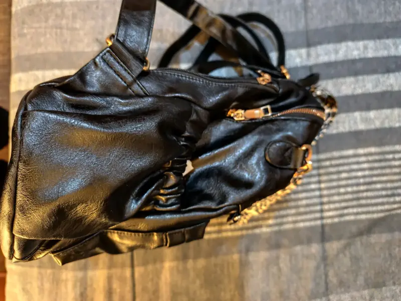 Mochila de ecocuero negra con correa estampada - 4
