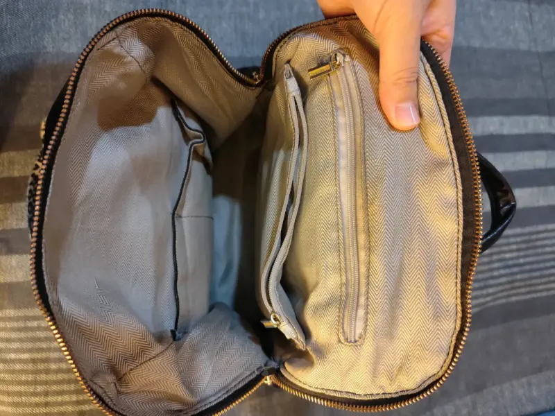 Mochila de ecocuero negra con correa estampada - 5