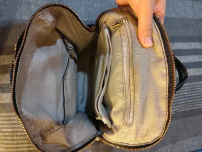 Mochila de ecocuero negra con correa estampada - miniatura 5