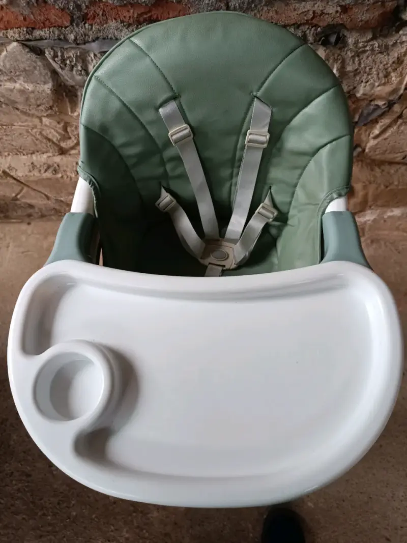 Silla de comer y coche Moisés. - 2