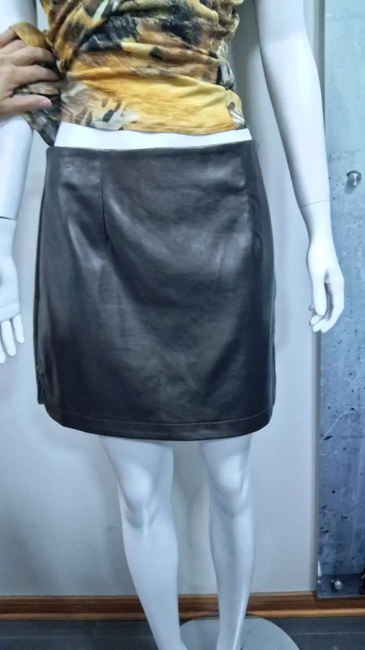 Falda corta de cuero negra para mujer