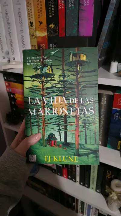 Libro 'La Vida de las Marionetas' de TJ Klune - miniatura 1