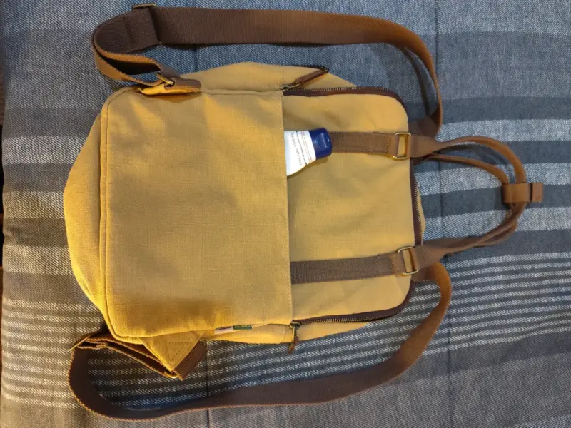 Mochila amarilla de lona con correas ajustables - 2