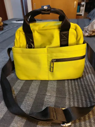 Bolso amarillo limón con  negro y monedero - miniatura 3