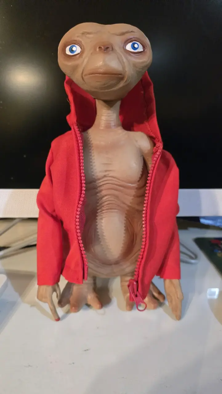 Figura de colección E.T. con chaqueta roja - 3