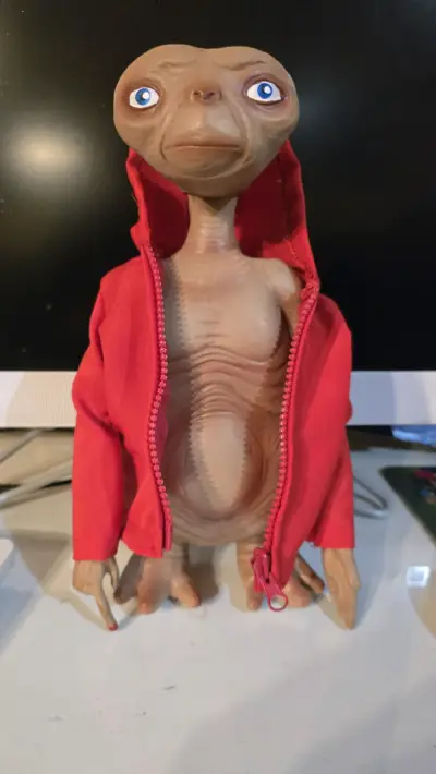 Figura de colección E.T. con chaqueta roja - miniatura 3