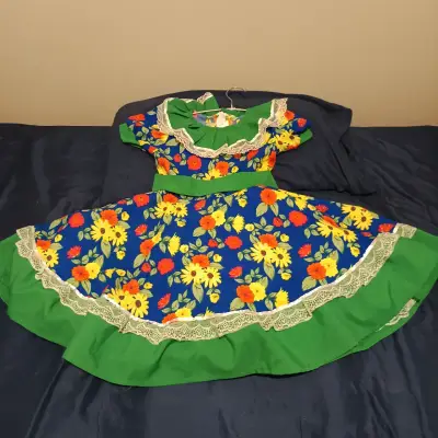 Vestido folclórico infantil con flores y encaje - miniatura 1