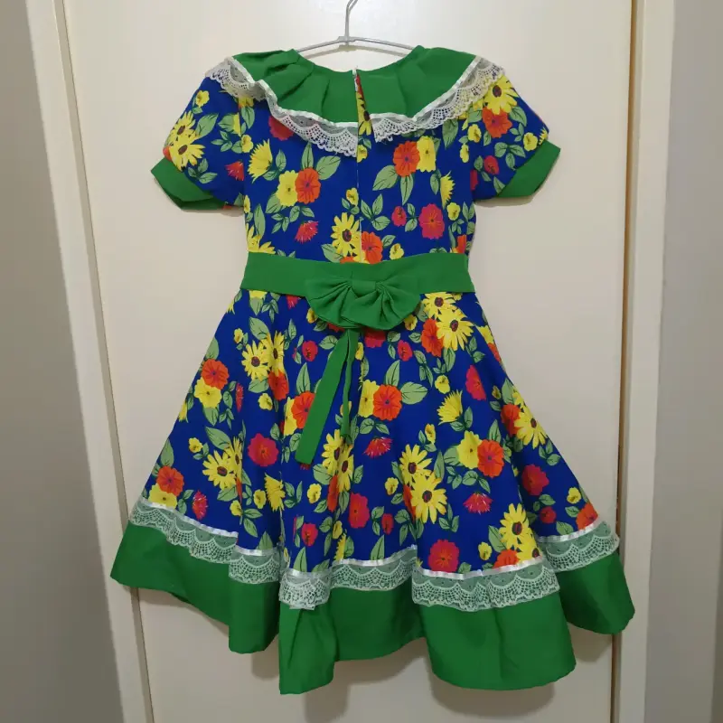 Vestido folclórico infantil con flores y encaje - 2