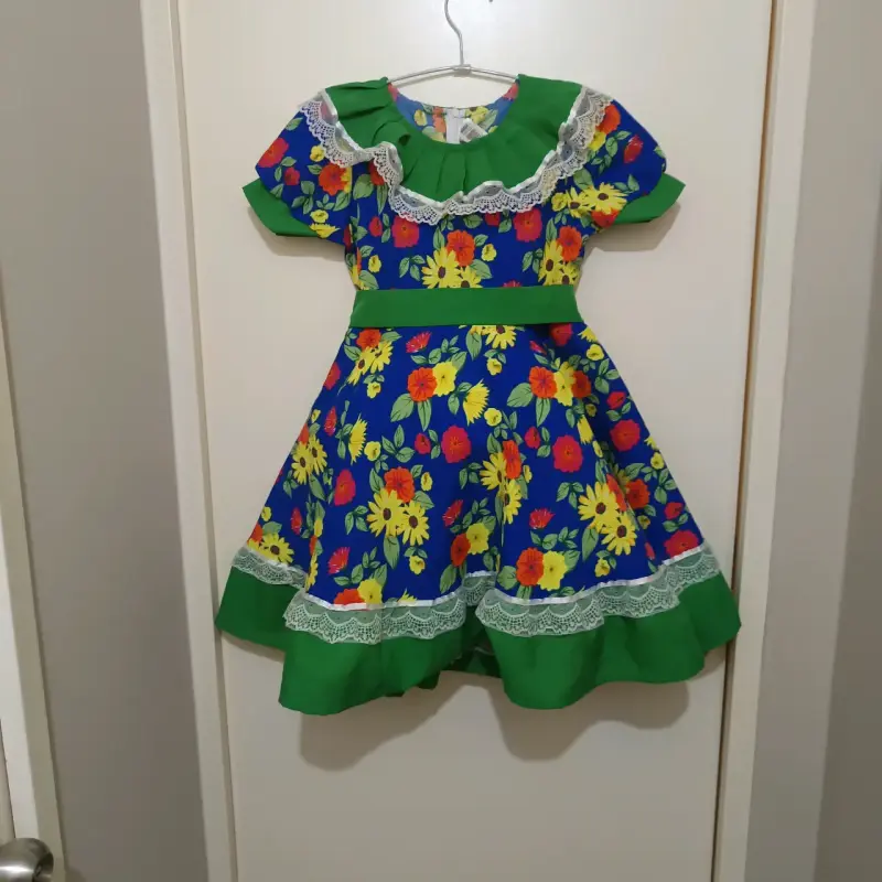 Vestido folclórico infantil con flores y encaje - 3