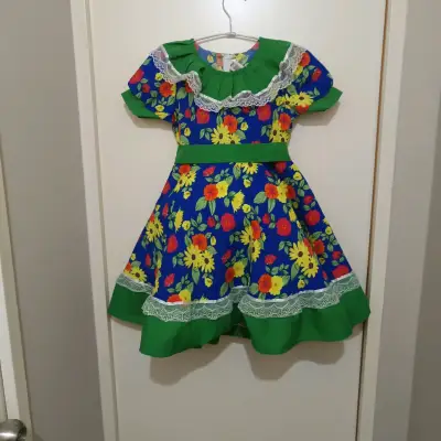 Vestido folclórico infantil con flores y encaje - miniatura 3