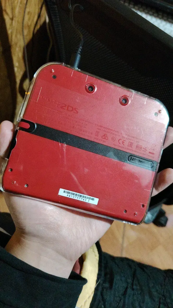 Consola Nintendo 2DS roja con juegos - 2
