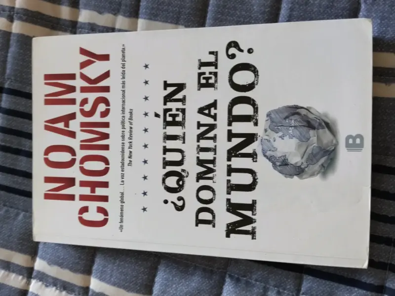 Libro '¿Quién Domina el Mundo?' de Noam Chomsky