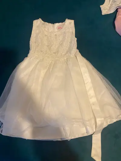 Vestido de niña blanco con encaje y perlas - miniatura 1