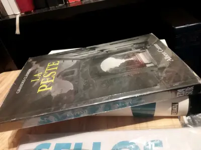 Libro 'La Peste' de Albert Camus, edición clásica - miniatura 2
