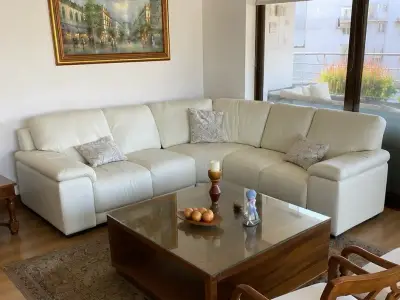 Sofá esquinero de cuero blanco en buen estado - miniatura 1