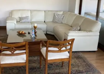 Sofá esquinero de cuero blanco en buen estado - miniatura 2