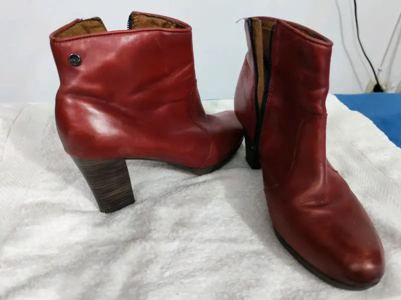 Botines de cuero rojos con tacón alto - 1