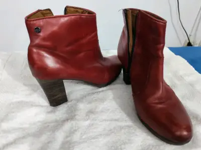 Botines de cuero rojos con tacón alto - miniatura 1