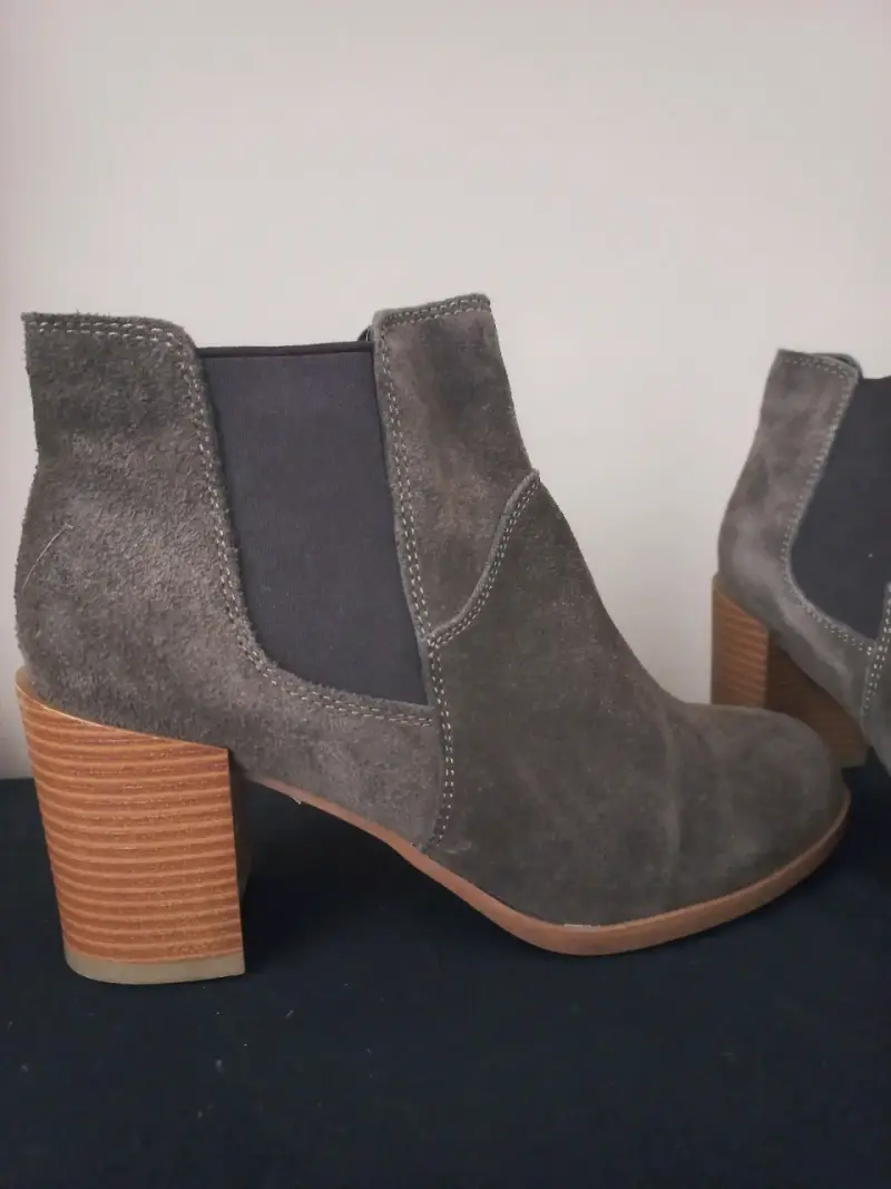 Botines de gamuza gris con tacón de madera - 1