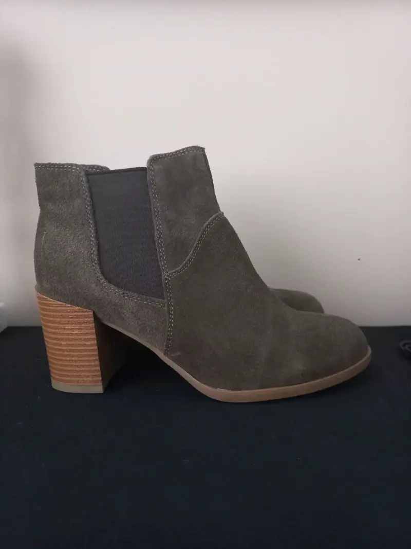 Botines de gamuza gris con tacón de madera - 2
