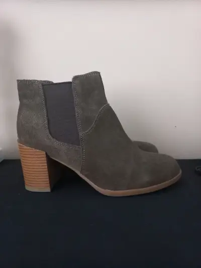 Botines de gamuza gris con tacón de madera - miniatura 2