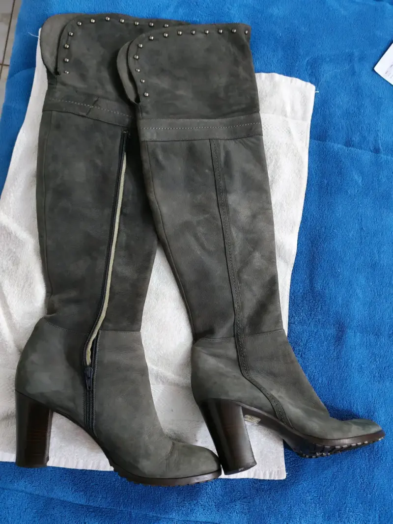 Botas de cuero gris con tacón alto y tachas - 1