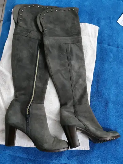 Botas de cuero gris con tacón alto y tachas - miniatura 1