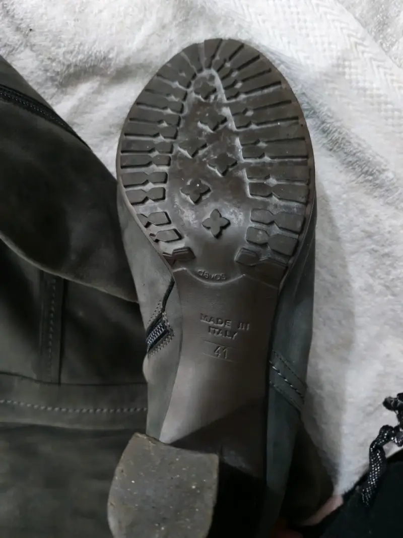 Botas de cuero gris con tacón alto y tachas - 2